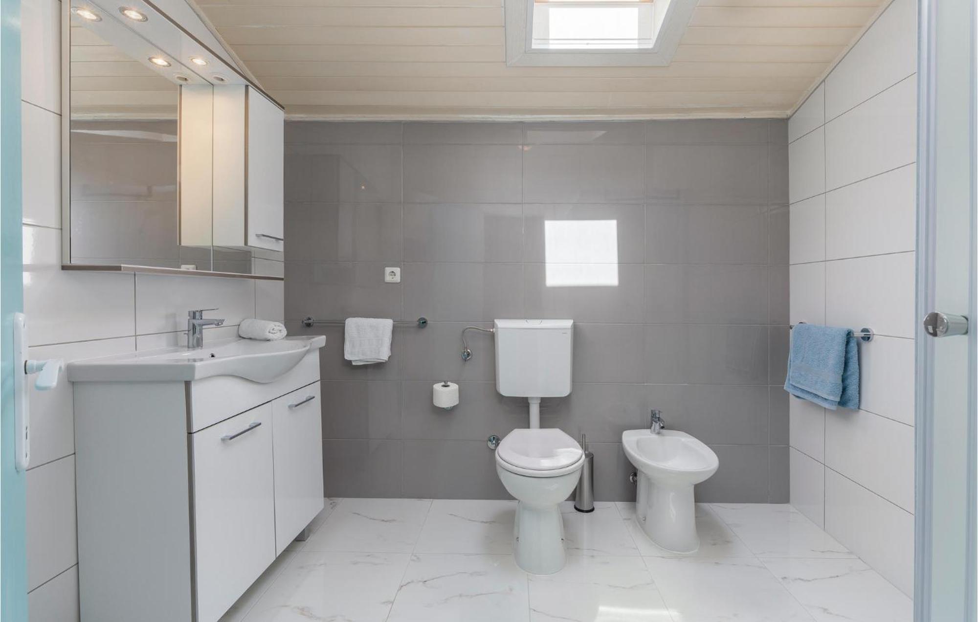 Cozy Apartment In Tar With House Sea View Tar-Vabriga Kültér fotó